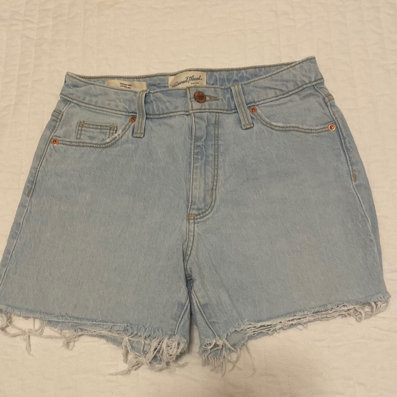 Universal Threads Light Wash Denim Shorts, size 26 - Picture 1 of 3